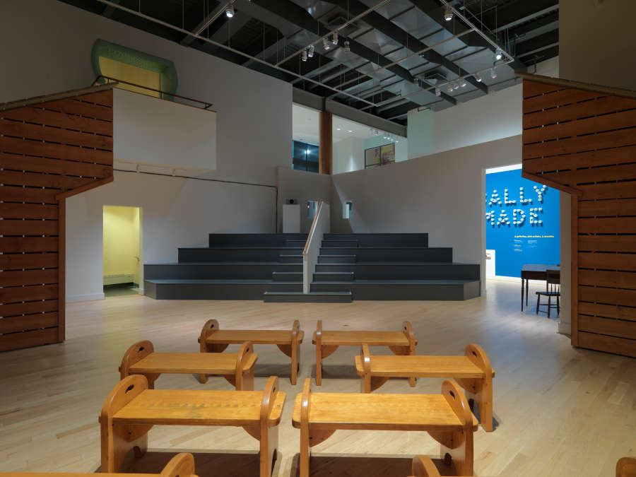 view exhibition image