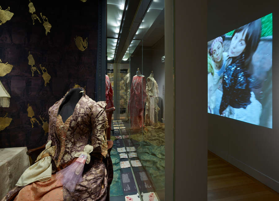 view exhibition image