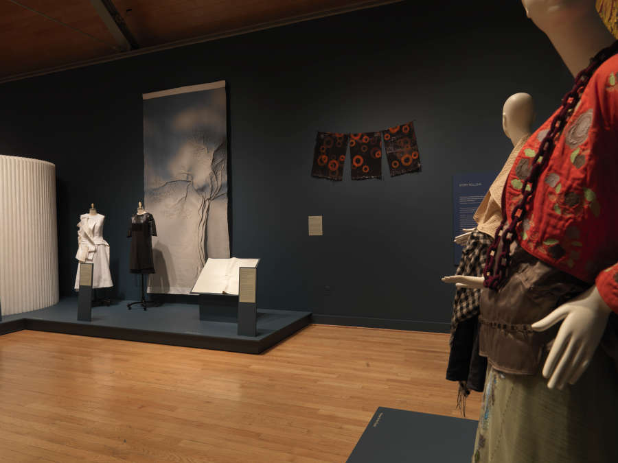 view exhibition image