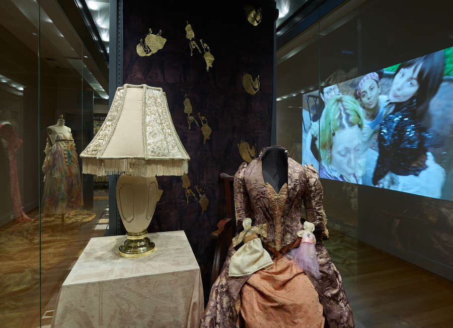 view exhibition image