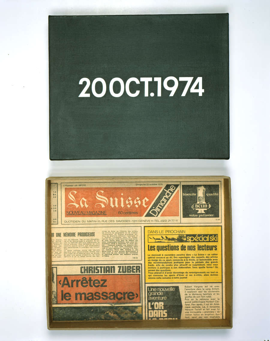 Two rectangular panels vertically aligned. The above black panel reads : “20 OCT. 1974” in a bold white font. The panel below depicts a newspaper cover page with multiple headlines.