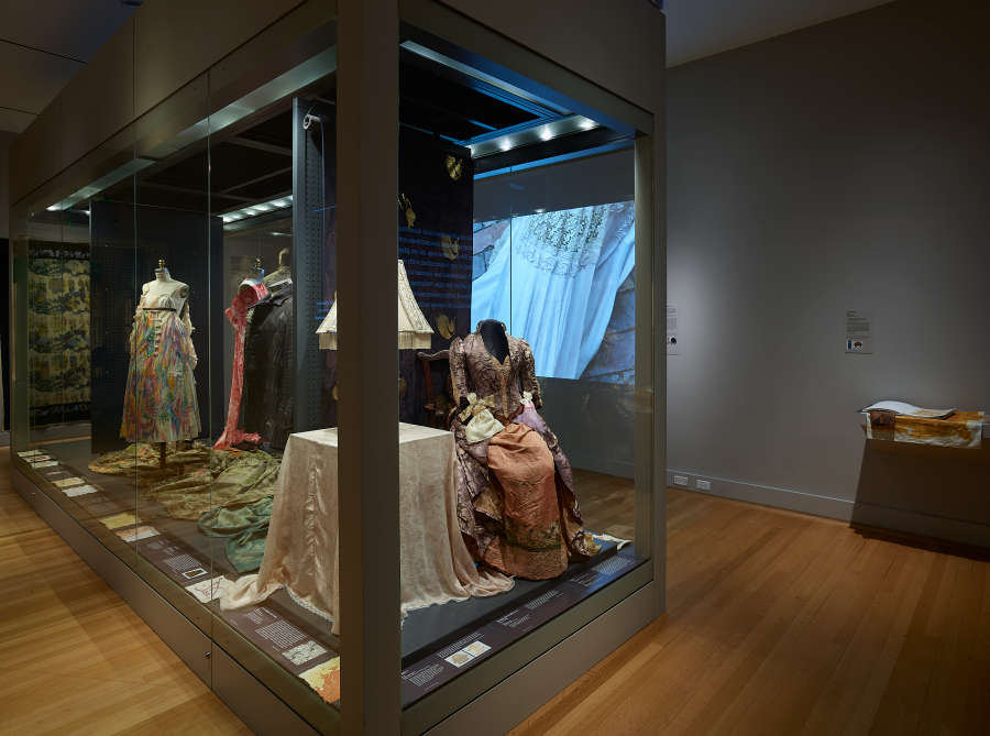 view exhibition image