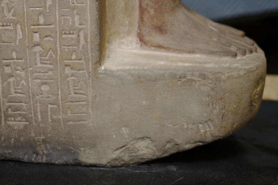 Article_Sandstone_Statue_red-pigment-on-feet.jpg
