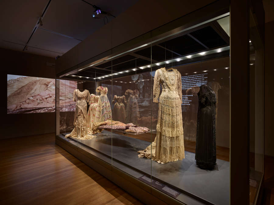 view exhibition image