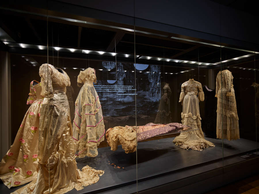 view exhibition image