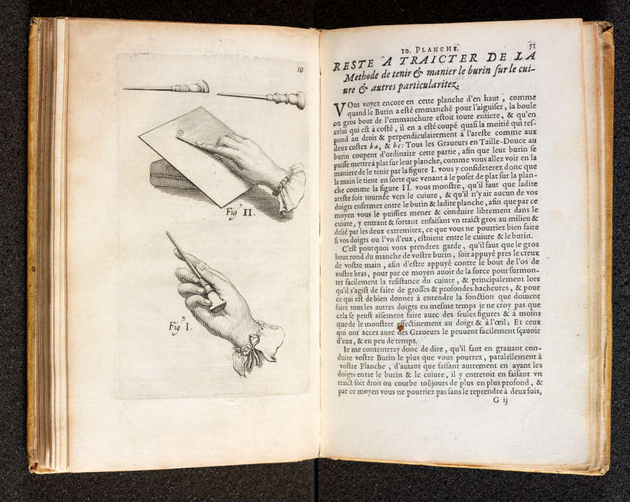 A book spread with printed French text on the right page and detailed illustrations of hands using engraving tools on the left page.