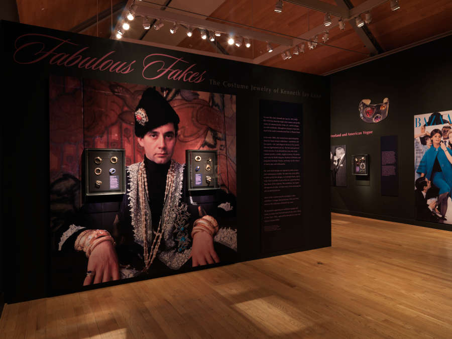 view exhibition image