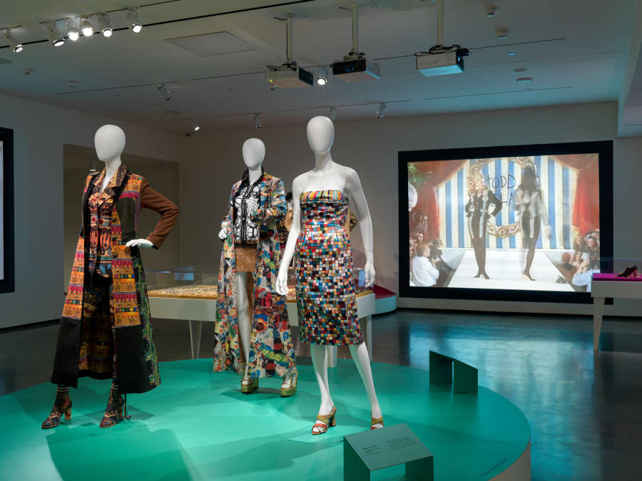 view exhibition image