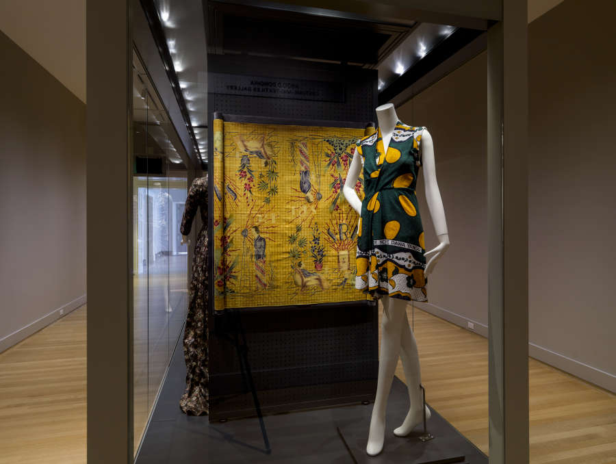 view exhibition image