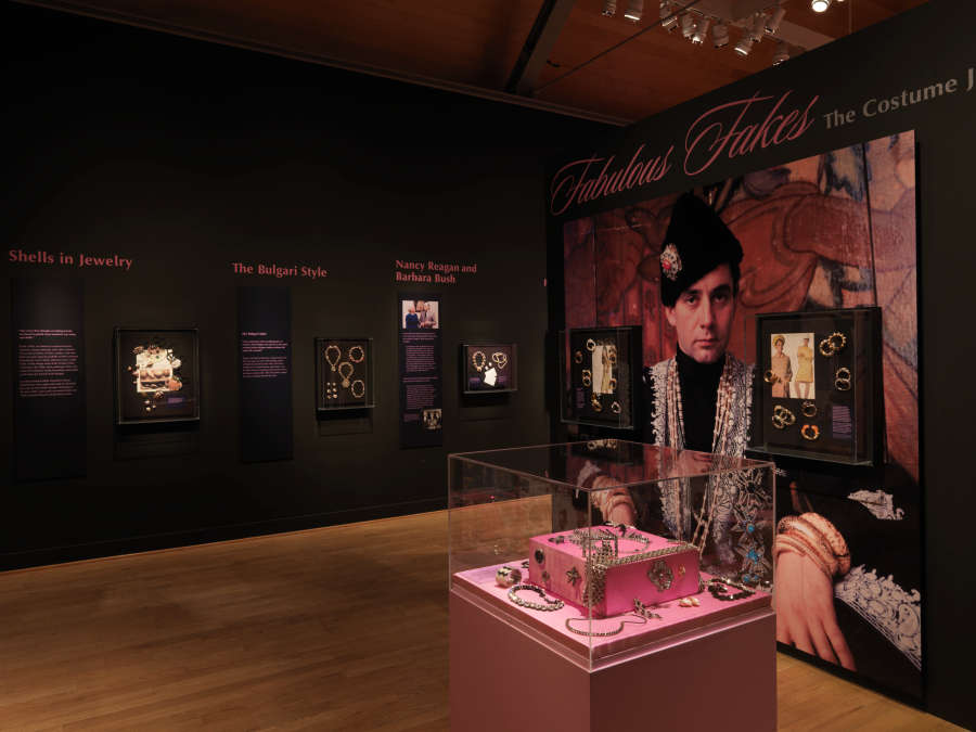 view exhibition image