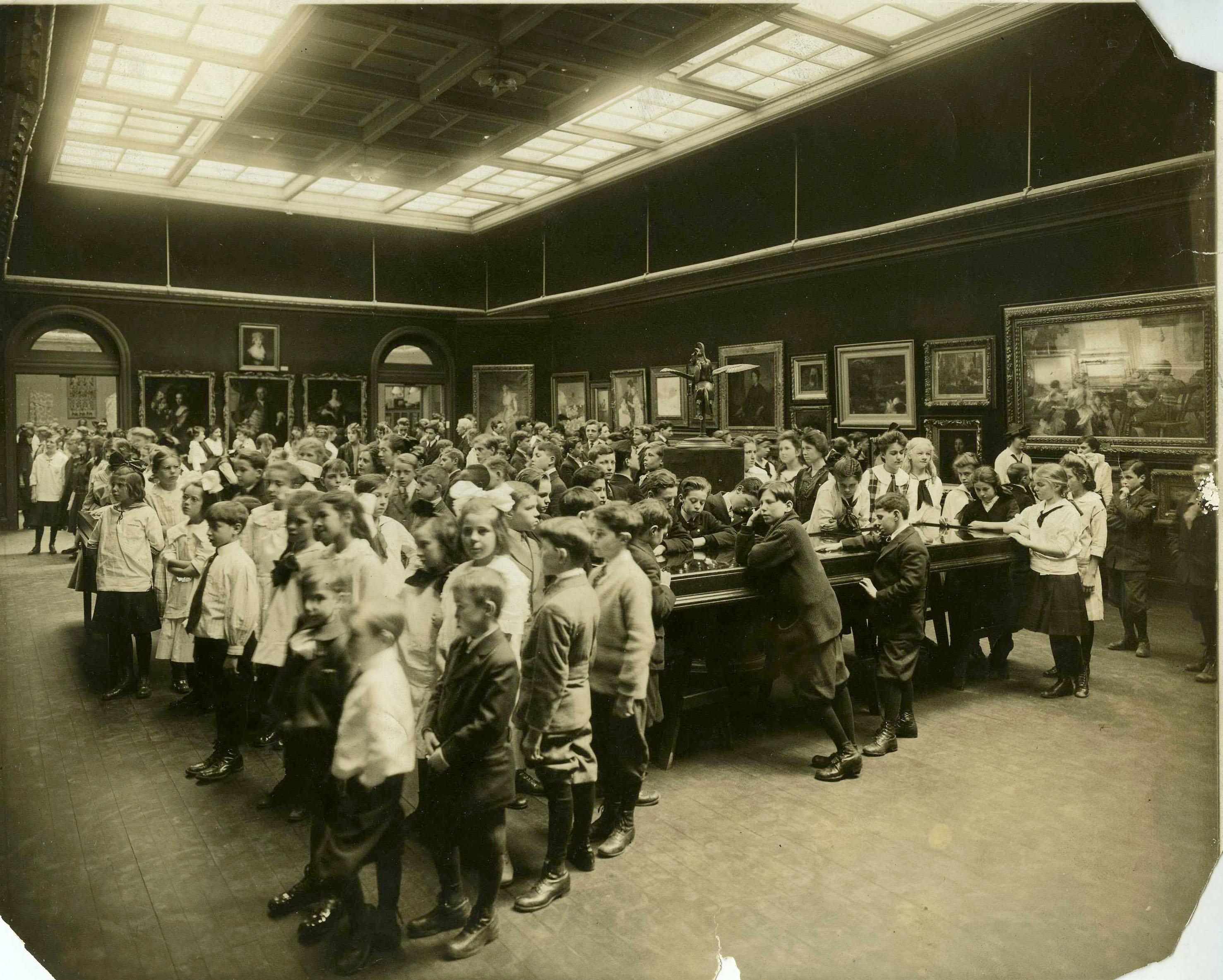 Childrens_Class_in_Museum_1916.jpg