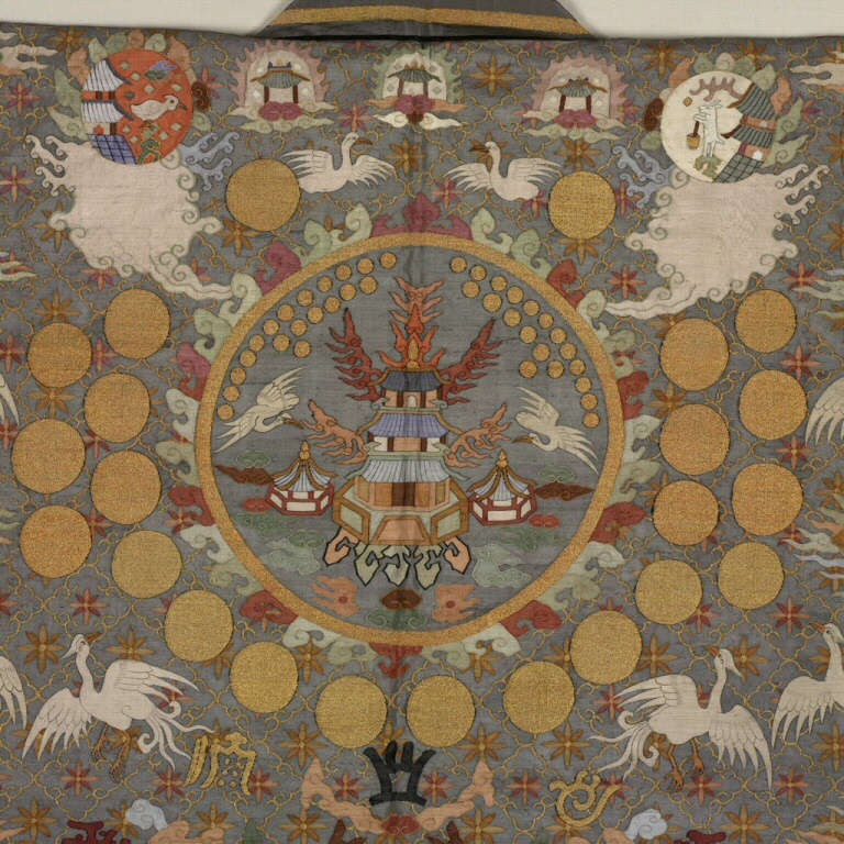 Central-section of the robes back, featuring illustrations of pagoda’s with fiery wings, amongst clouds, golden circles and swans, encircled by a circular golden border and concentric rows of golden circles.