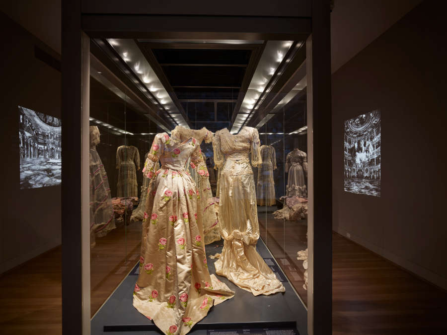 view exhibition image