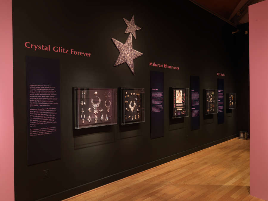 view exhibition image