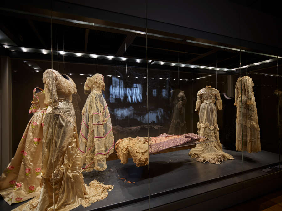 view exhibition image