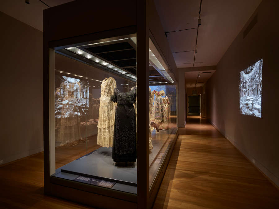 view exhibition image