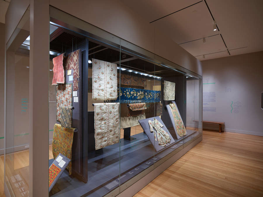 view exhibition image