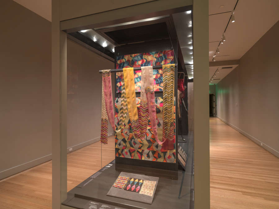 view exhibition image